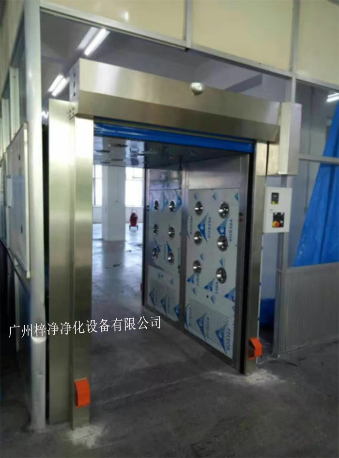 快速卷簾門貨淋室安裝現場實拍圖