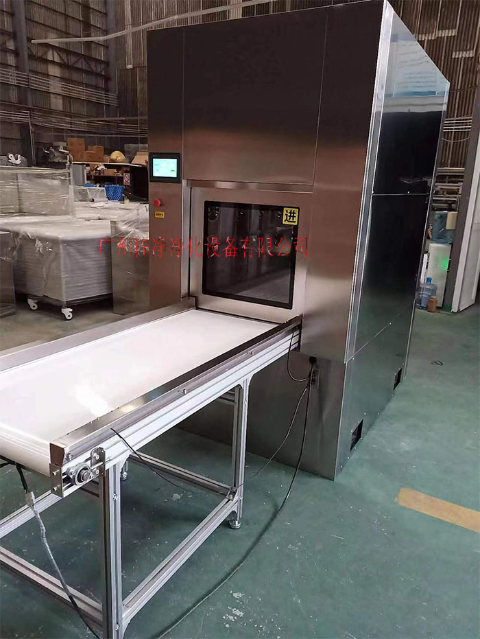輸送帶傳遞窗還可吹淋被傳遞物品的表面，防止物品可能攜帶塵埃進入潔凈室。